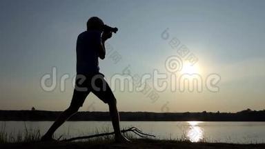 太阳落山时，摄影师在湖面上拍摄了一条灿烂的太阳道